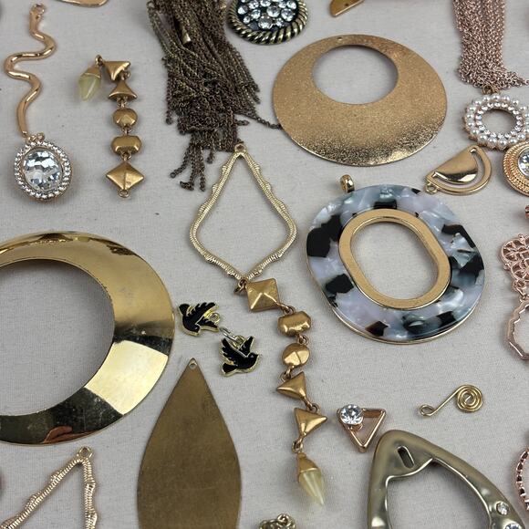 Pendant Charm Craft Jewelry Lot - 60+ Gold Rose Tone Black White Stone Glass - Picture 9 of 10